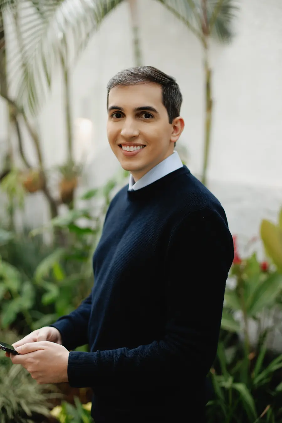 Dr. Gustavo Resstel em ambiente com plantas