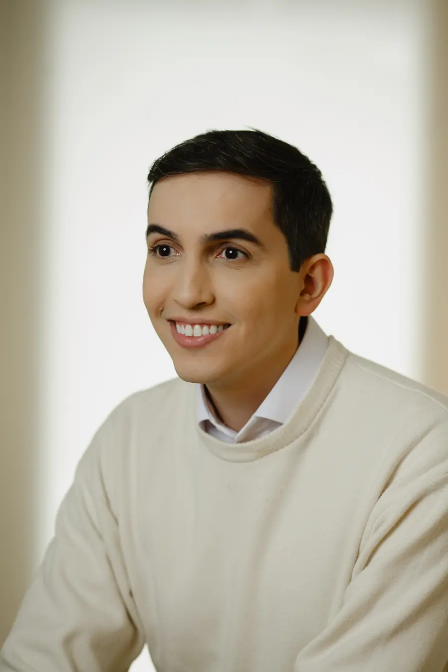 Dr. Gustavo Resstel sorrindo, em retrato no consultório